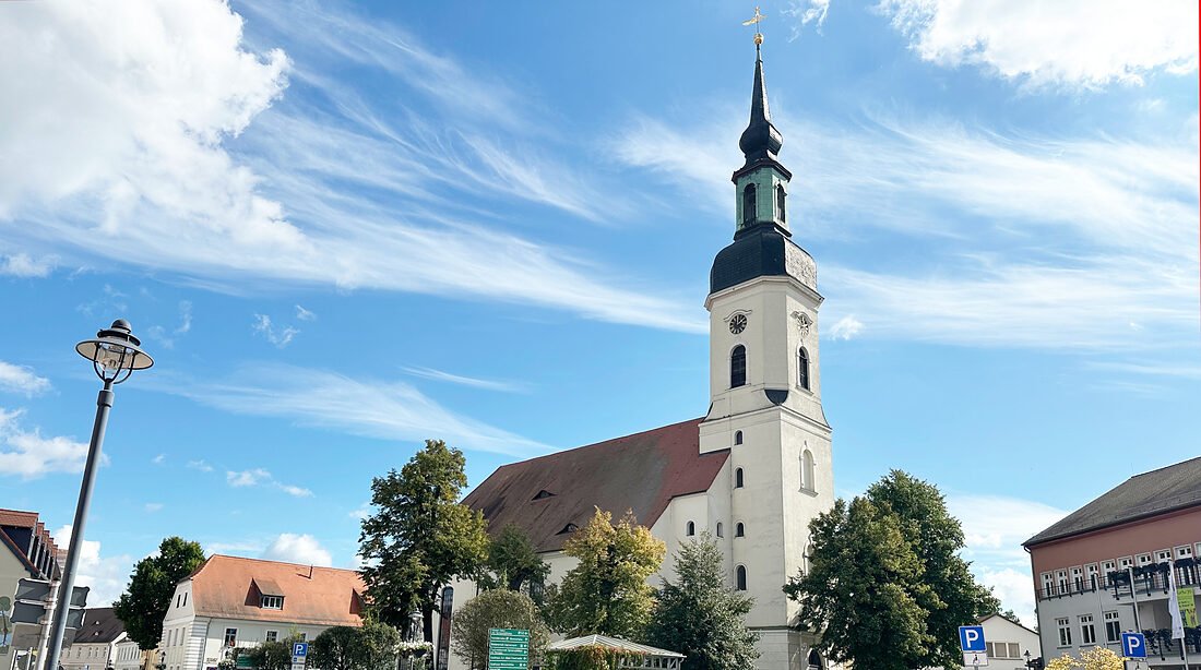 Die Nikolaikirche am Marktplatz von Lübbenau im Abendlicht