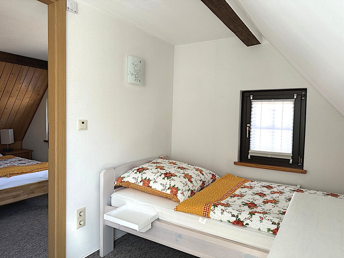Zweites Schlafzimmer mit Einzelbetten unter dem Dach